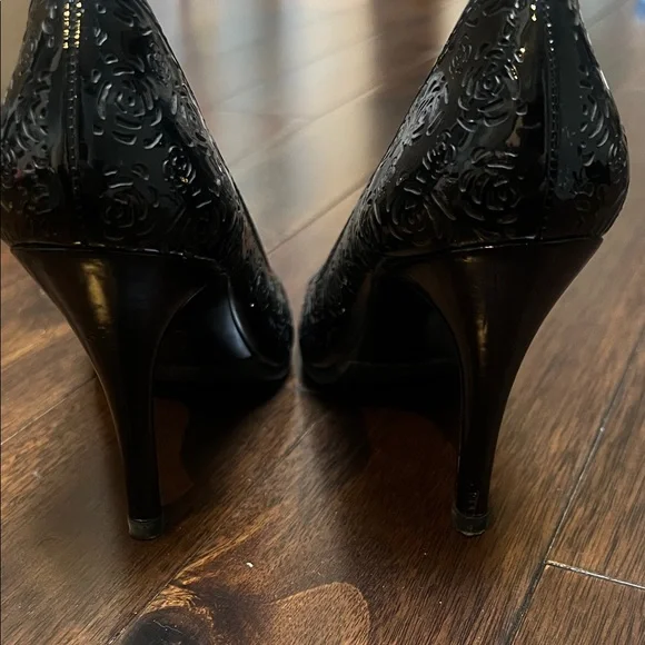 BCBGirls Black Laser-cut Rose Pattern Heels size 6 - Picture 6 of 9